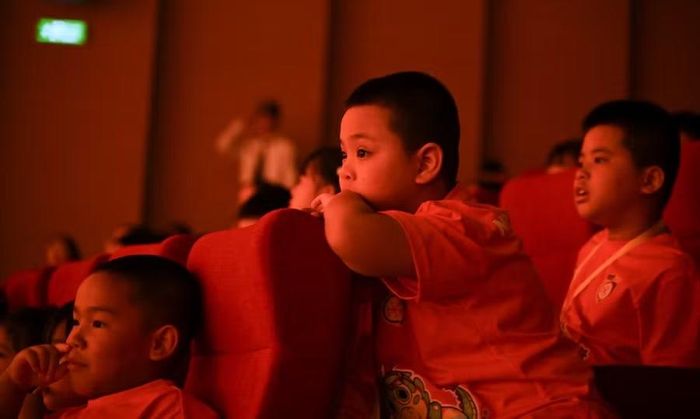 Học sinh chăm chú xem chương trình.