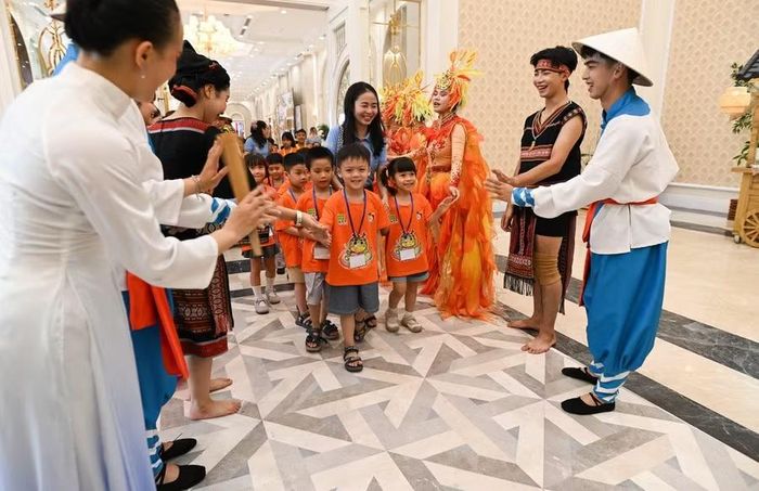 Sau giờ biểu diễn, học sinh giao lưu, trò chuyện với các diễn viên.