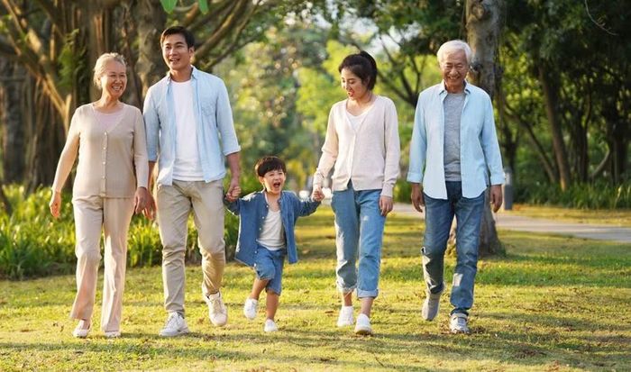 Sự ấm áp tình cảm giữa các thế hệ trong gia đình là món quà mà thời gian dành tặng cho người cao tuổi. (Ảnh: ITN)