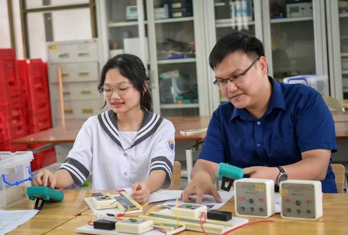 Em Nguyễn Thị Bích Ngọc cùng thầy giáo Nguyễn Hải Dương, phụ trách đội tuyển học sinh giỏi quốc gia môn Vật lí, Trường THPT chuyên Lê Hồng Phong, trong một buổi ôn luyện.