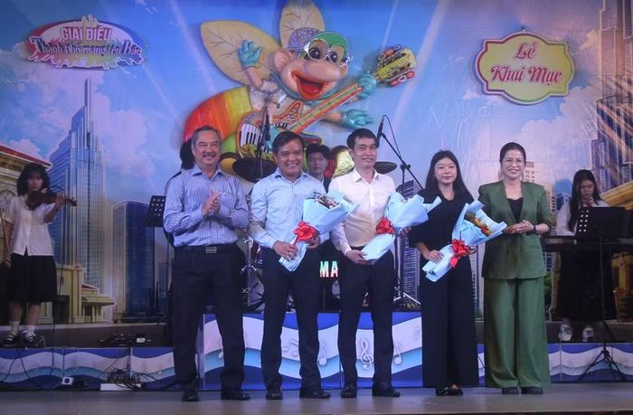 Bà Cao Thị Thiên Phúc, Trưởng phòng học sinh, sinh viên (Sở GD&ĐT TPHCM) và ông Vũ Ngọc Tuấn, Tổng giám đốc Công viên nước Đầm Sen trao hoa cảm ơn các đơn vị tài trợ và đồng hành.