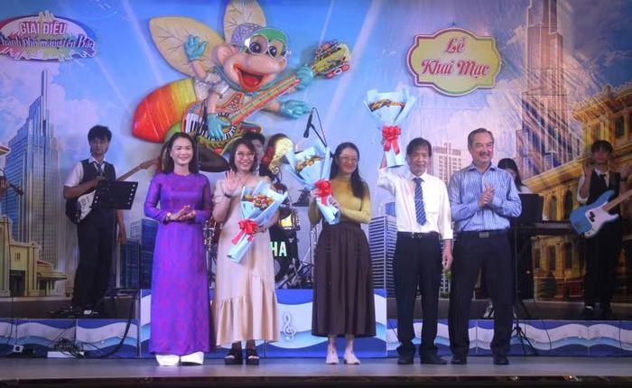 Lãnh đạo Sở GD&ĐT TPHCM và Công viên nước Đầm Sen tặng hoa ban giám khảo.