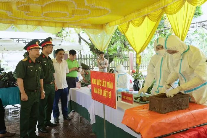 Lực lượng chức năng tỉnh Thái Nguyên thực hiện lấy mẫu để xác định danh tính từ hài cốt liệt sĩ.