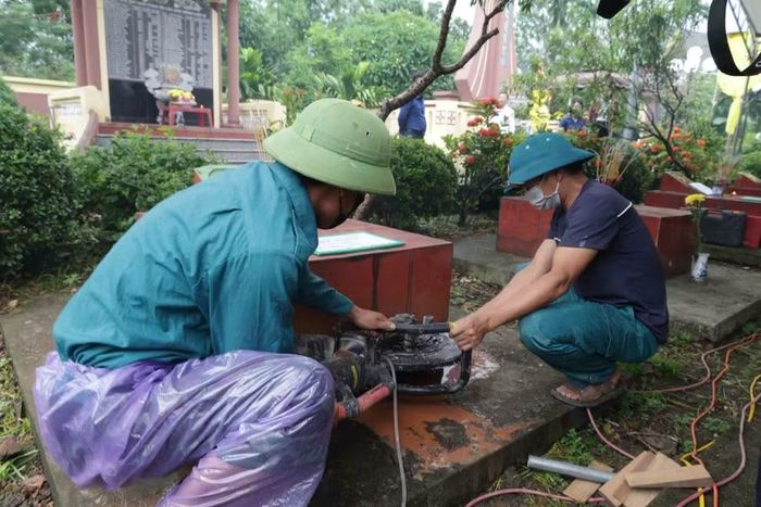 Lực lượng chức năng tỉnh Thái Nguyên thực hiện lấy mẫu hài cốt liệt sĩ tại Nghĩa trang liệt sĩ Phấn Mễ, xã Phú Lương, trong cơn mưa nặng hạt.
