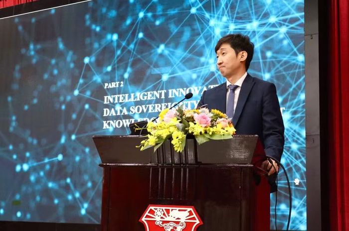 Ông Jung Younguom, Công ty TNHH PoSTMEDIA (Hàn Quốc) trình bày tham luận "Chiến lược chuyển đổi thông minh di sản quốc gia trong thời đại AI và xây dựng hệ sinh thái bền vững: Trường hợp Hàn Quốc".