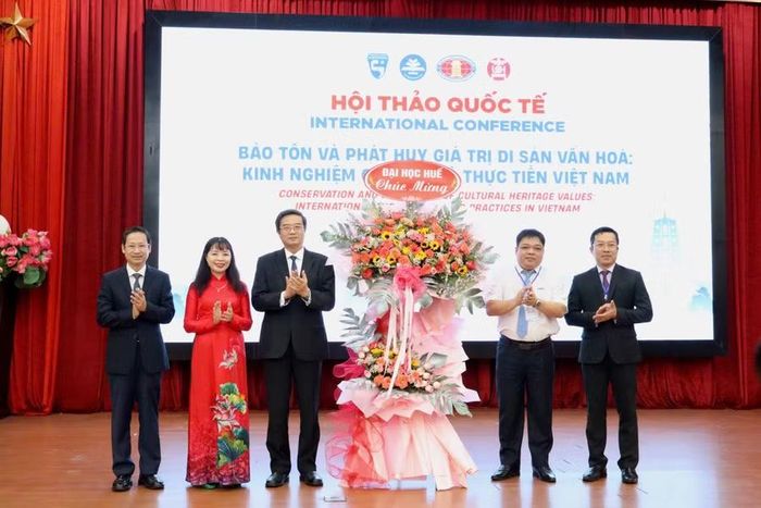 Lãnh đạo Đại học Huế tặng hoa chúc mừng Hội thảo khoa học quốc tế.