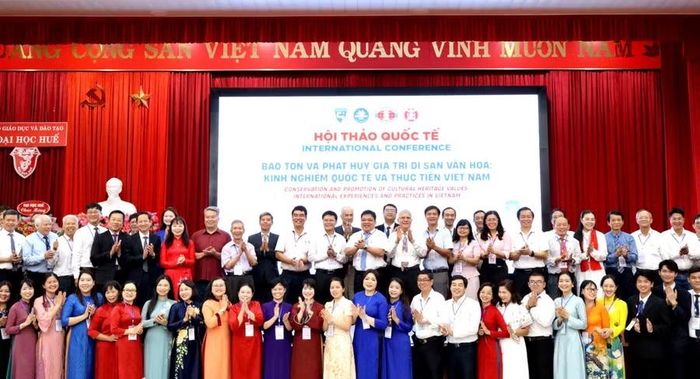 Các đại biểu trong nước và quốc tế chụp ảnh lưu niệm tại Hội thảo khoa học.