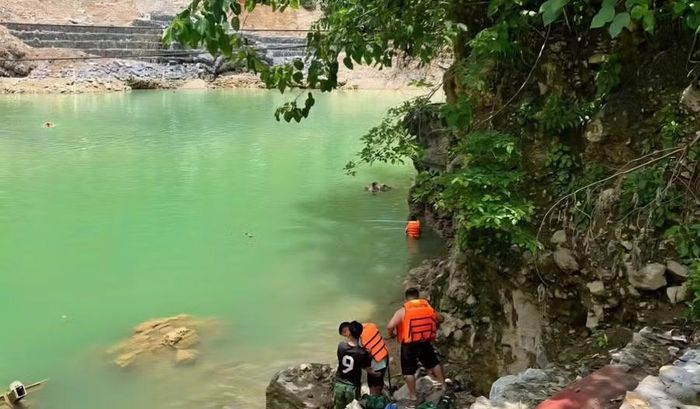 Lực lượng chức năng tìm kiếm nạn nhân tại khúc sông xảy ra sự việc.