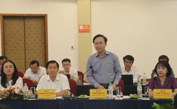 Ông Hoàng Xuân Tân, Phó Chủ tịch UBND tỉnh Quảng Trị trình bày một số khó khăn cần tháo gỡ để phát triển giáo dục.