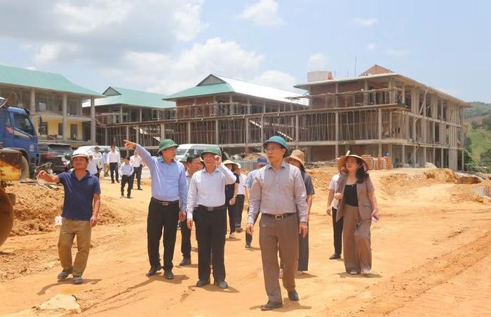 Bộ trưởng đề nghị đẩy nhanh tiến độ thi công để hoàn thành trước năm học mới.