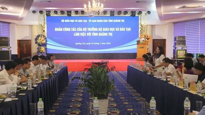 Lãnh đạo Sở GD&ĐT báo cáo các nội dung về giáo dục.