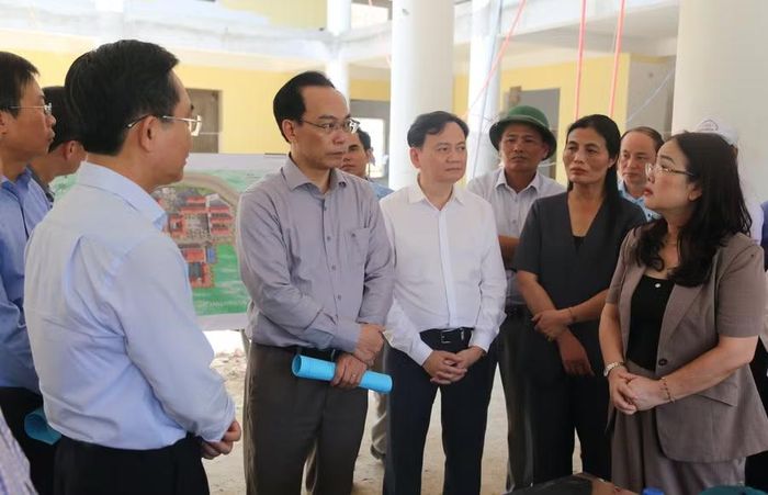 Bộ trưởng Hoàng Minh Sơn cùng Đoàn công tác Bộ GD&ĐT đến kiểm tra tiến độ xây dựng trường nội trú biên giới.
