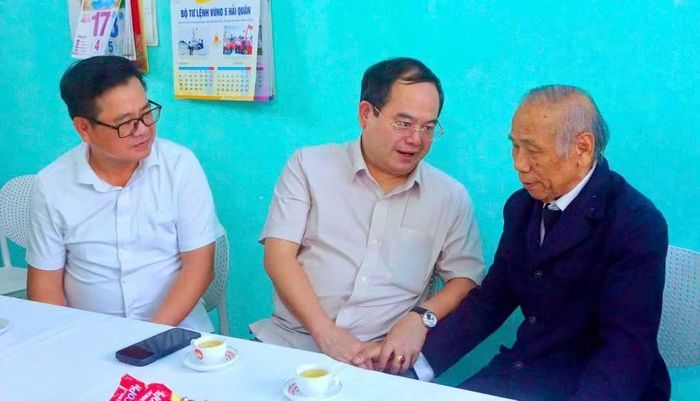Bí thư Tỉnh ủy Quảng Ninh Quản Minh Cường (giữa) đến thăm, tặng quà Anh hùng Lực lượng vũ trang nhân dân Nguyễn Văn Phả, phường Hạ Long.