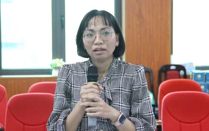 Bà Vũ Thị Liên Hương - Bí thư thứ nhất, Trưởng Bộ phận Giáo dục, Đại sứ quán Việt Nam tại Nhật Bản trao đổi tại buổi làm việc.