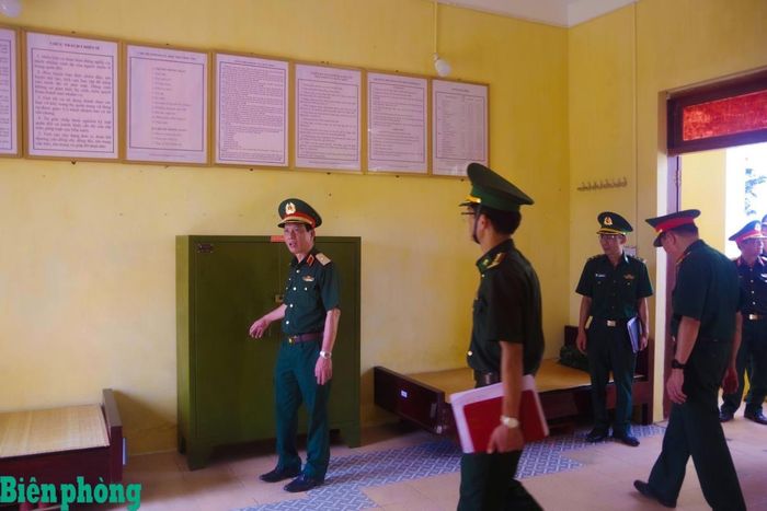 Đoàn công tác tiến hành kiểm tra công tác kỹ thuật tại Đồn Biên phòng Bạch Long Vĩ. Ảnh: Xuân Chính