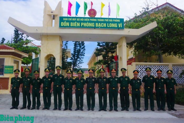 Các thành viên Đoàn công tác Bộ Quốc phòng chụp ảnh lưu niệm với cán bộ, chiến sĩ Ban Chỉ huy Bộ đội Biên phòng thành phố Hải Phòng và Đồn Biên phòng Bạch Long Vĩ. Ảnh: Xuân Chính
