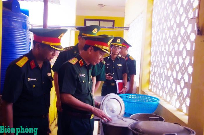 Đoàn công tác tiến hành kiểm tra công tác đảm bảo hậu cần tại Đồn Biên phòng Bạch Long Vĩ. Ảnh: Xuân Chính