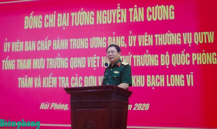 Đại tướng Nguyễn Tân Cương phát biểu kết luận buổi kiểm tra, giao nhiệm vụ cho các đơn vị vũ trang đóng quân trên đảo Bạch Long Vĩ. Ảnh: Xuân Chính