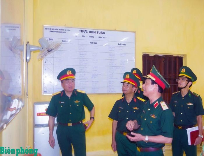 Đoàn công tác tiến hành kiểm tra nhà ăn tại Đồn Biên phòng Bạch Long Vĩ. Ảnh: Xuân Chính