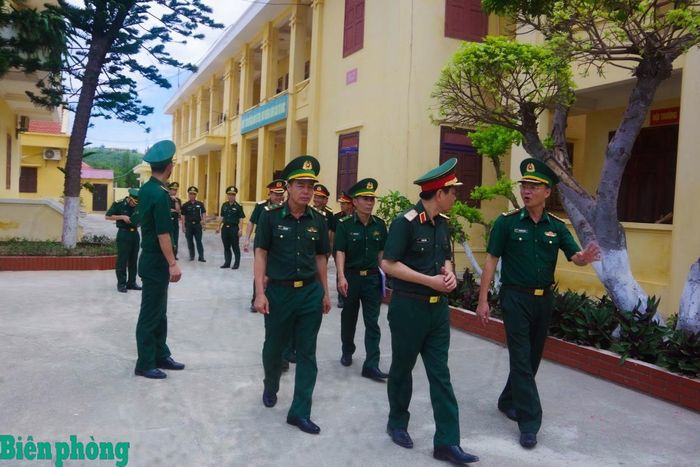 Đoàn công tác tiến hành kiểm tra công tác xây dựng chính quy, hệ thống doanh trại tại Đồn Biên phòng Bạch Long Vĩ. Ảnh: Xuân Chính