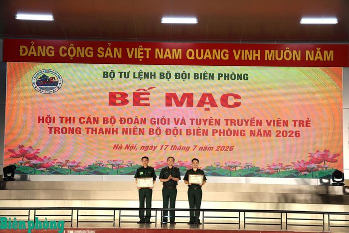 Trung tướng Nguyễn Anh Tuấn trao Bằng khen của Bộ Tư lệnh Bộ đội Biên phòng tặng tập thể Ban Chỉ huy Bộ đội Biên phòng tỉnh Quảng Ninh và Thiếu tá Trình Sỹ Quyền, Trợ lý Phòng Chính trị, Ban Chỉ huy Bộ đội Biên phòng tỉnh Quảng Ninh xuất sắc giành giải Nhất tại Hội thi. Ảnh: Xuân Khoa