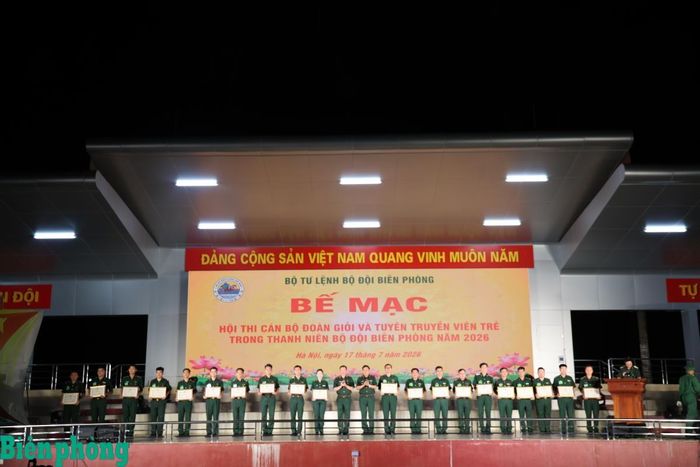 Thiếu tướng Nguyễn Xuân Toàn, Ủy viên Ban Thường vụ Đảng ủy Bộ đội Biên phòng, Chủ nhiệm Chính trị Bộ đội Biên phòng và Thiếu tướng Giang Văn Cử, Giám đốc Học viện Biên phòng trao tặng giấy khen cho các tập thể và cá nhân đoạt giải khuyến khích. Ảnh: Xuân Khoa