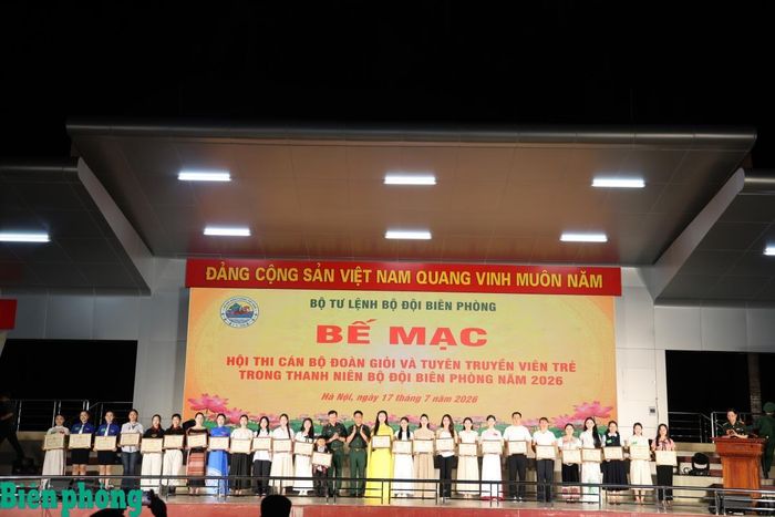 Thiếu tướng Nguyễn Xuân Toàn, Ủy viên Ban Thường vụ Đảng ủy Bộ đội Biên phòng, Chủ nhiệm Chính trị Bộ đội Biên phòng và Thiếu tướng Nguyễn Xuân Bách, Chính ủy Học viện Biên phòng trao tặng Giấy khen cho các đồng chí cán bộ, đoàn viên, thanh niên các đơn vị kết nghĩa. Ảnh: Xuân Khoa