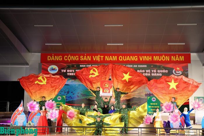 Một tiết mục đặc sắc công diễn tại buổi bế mạc. Ảnh: Xuân Khoa