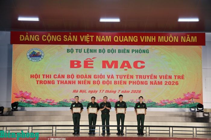 Trung tướng Nguyễn Anh Tuấn trao Bằng khen của Bộ Tư lệnh Bộ đội Biên phòng tặng các cá nhân và tập thể đoạt giải Nhì tại Hội thi. Ảnh: Xuân Khoa