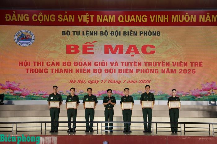 Thiếu tướng Vũ Quốc Ân trao tặng Bằng khen của Bộ Tư lệnh Bộ đội Biên phòng cho các cá nhân và đơn vị đoạt giải Ba tại Hội thi. Ảnh: Xuân Khoa