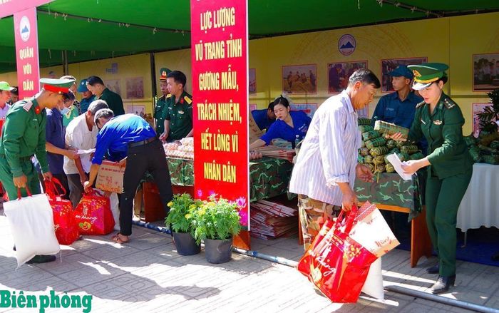 Trung úy Nguyễn Thị Phương Thảo (ngoài cùng, bên phải) tham gia tặng quà cho các gia đình có hoàn cảnh khó khăn trong Chương trình “Xuân Biên phòng ấm lòng dân bản”. Ảnh: Lương Bình
