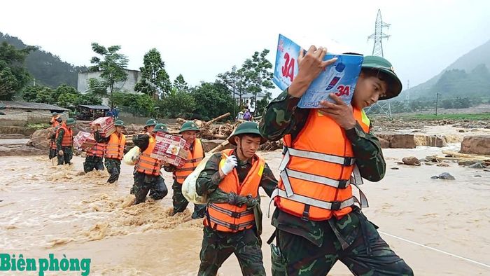 Cán bộ, chiến sĩ các đơn vị lực lượng vũ trang tỉnh Lai Châu gùi lương thực, thực phẩm hỗ trợ nhân dân xã Mường Than bị cô lập. Ảnh: Trịnh Hải