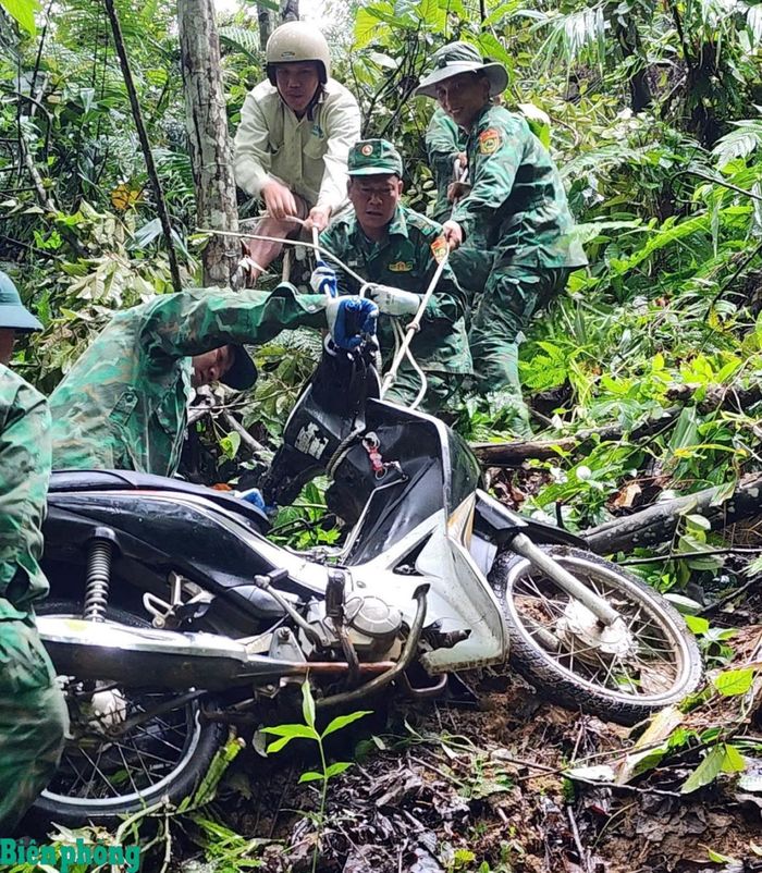 Cán bộ, chiến sĩ Đồn Biên phòng Pa Vệ Sử đưa phương tiện của người gặp nạn từ vực sâu lên. Ảnh: Biên Cương