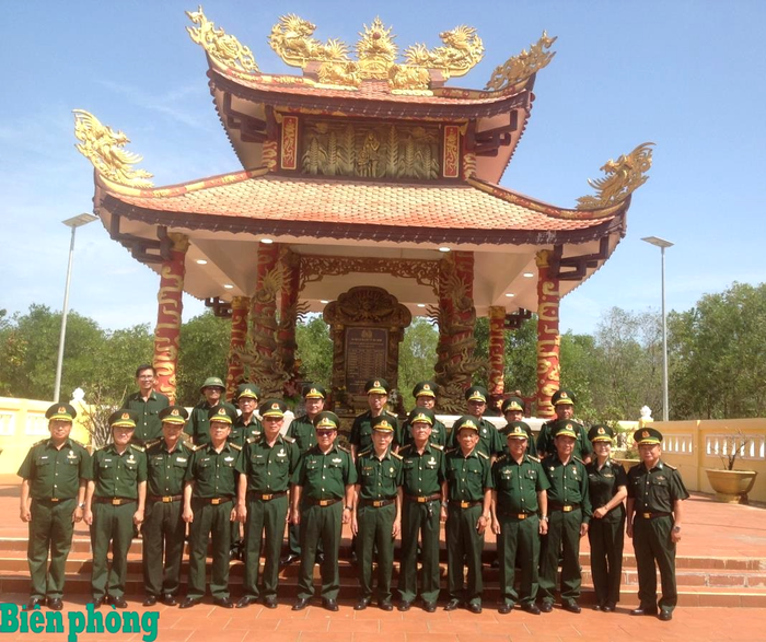 Đoàn Ban liên lạc truyền thống Bộ đội Biên phòng tỉnh Quảng Trị chụp ảnh lưu niệm tại Nhà bia tưởng niệm các anh hùng, liệt sĩ Phân đội 180, An ninh vũ trang tỉnh Quảng Trị tại thôn Mỹ Thủy, xã Mỹ Thủy.