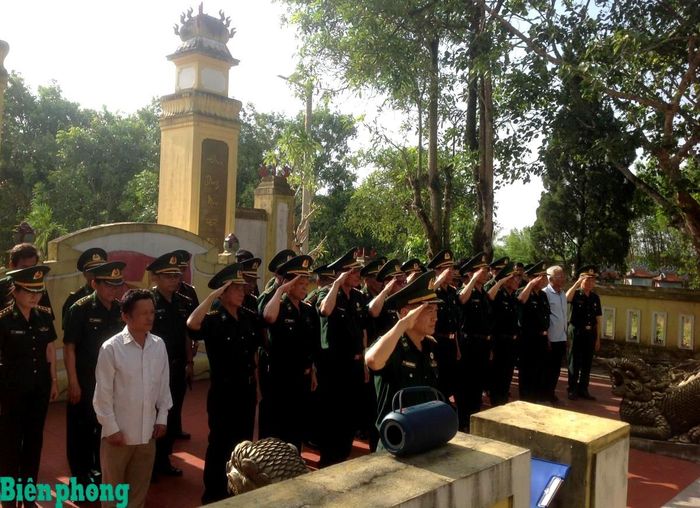 Đoàn Ban liên lạc truyền thống Bộ đội Biên phòng tỉnh Quảng Trị dành phút mặc niệm tri ân các anh hùng, liệt sĩ Tiểu đội 1, Phân đội 23, Công an nhân dân vũ trang Vĩnh Linh tại thôn Thiện Chánh, xã Hiếu Giangị. Ảnh: Thành Phú