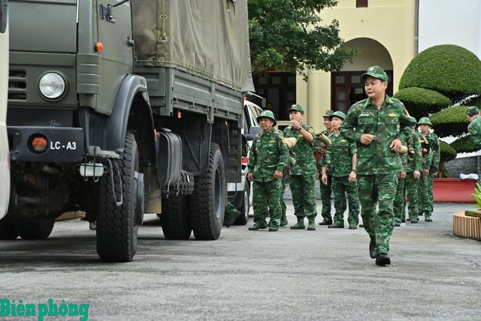 Cán bộ, chiến sĩ khẩn trương cơ động đến địa bàn để giúp nhân dân. Ảnh: Đức Duẩn