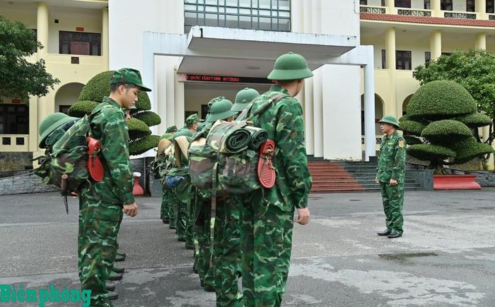 Đại tá Lê Công Thành, Phó Chính ủy Bộ đội Biên phòng tỉnh Lai Châu giao nhiệm vụ cho cán bộ, chiến sĩ. Ảnh: Đức Duẩn