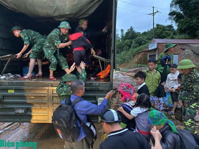 Tổ công tác của Bộ đội Biên phòng tỉnh Lai Châu phối hợp di dời dân đến nơi an toàn. Ảnh: Văn Hợi