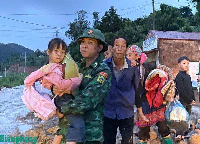 Công tác di dời được triển khai khẩn trương khi màn đêm bắt đầu buông xuống. Ảnh: Văn Hợi