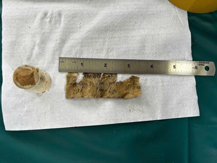 Mảnh giấy được phát hiện trong lọ penicillin tại một phần mộ ở Nghĩa trang liệt sĩ Vĩnh Hưng - Tân Hưng. (Ảnh: UBND xã Vĩnh Hưng)