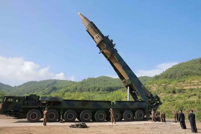 Bệ phóng tên lửa Hwasong-14 của Triều Tiên (Ảnh: Reuters)