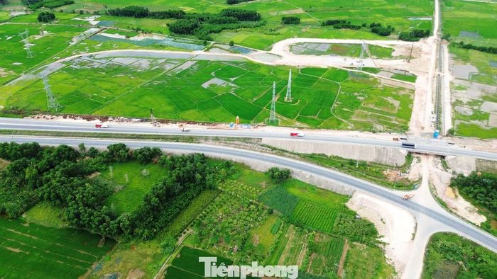 Trên cơ sở đó, chủ đầu tư cùng đơn vị tư vấn thiết kế đã đề xuất phương án mới là xây dựng cầu vượt 3 nhịp băng qua Tỉnh lộ 12B. Theo thiết kế, dòng xe đi thẳng trên tuyến đường tránh Huế theo hướng Bắc - Nam sẽ lưu thông trên cầu vượt; các phương tiện rẽ phải sử dụng hệ thống nhánh phía dưới; còn các phương tiện rẽ trái được tổ chức lưu thông dưới gầm cầu kết hợp đèn tín hiệu giao thông. Đồng thời, đoạn tuyến đường tránh Huế dài khoảng 500 m tại khu vực giao cắt cũng được đề xuất điều chỉnh để hình thành hệ thống cầu và các nhánh kết nối phù hợp.