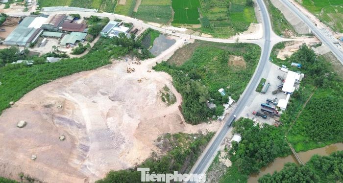 Để triển khai công trình, địa phương đã thực hiện giải phóng gần 13 ha đất, ảnh hưởng đến 212 hộ dân, 3 tổ chức và phải di dời hơn 100 ngôi mộ. Đến nay, phần lớn mặt bằng đã được bàn giao cho đơn vị thi công. Nhiều hạng mục như các nhánh lên xuống cao tốc, đắp nền đường, hoàn trả kênh mương thủy lợi đã được triển khai đồng loạt.