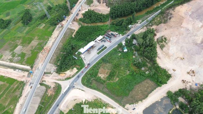 Theo chủ đầu tư, việc chuyển sang phương án cầu vượt làm phát sinh khoảng hơn 96 tỷ đồng chi phí xây dựng. Tuy nhiên, Ban Quản lý dự án đường Hồ Chí Minh cho biết khoản kinh phí này sẽ được sử dụng từ nguồn dự phòng của gói thầu mở rộng cao tốc Cam Lộ - La Sơn, không làm tăng tổng mức đầu tư đã được phê duyệt.
