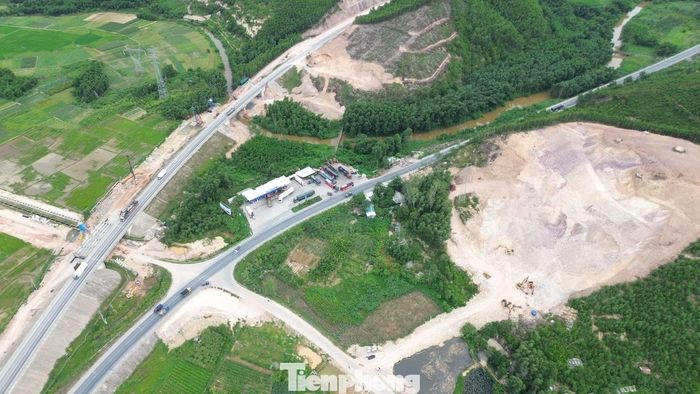 Trước vướng mắc phát sinh, Ban Quản lý dự án đường Hồ Chí Minh đã báo cáo Bộ Xây dựng và đề xuất điều chỉnh thiết kế theo hướng tránh phải giải phóng mặt bằng các lô cốt. Theo chủ đầu tư, giải pháp này vừa hạn chế tác động đến hiện trạng khu vực, vừa giúp bảo đảm tiến độ dự án và an toàn trong quá trình thi công.