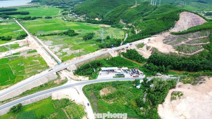 Theo Ban Quản lý dự án đường Hồ Chí Minh - chủ đầu tư, dự án nút giao đường tránh Huế với Tỉnh lộ 12B tại Km72+370 (phường Kim Long), thuộc tuyến cao tốc Cam Lộ - La Sơn, là công trình giao thông quan trọng kết nối cao tốc với khu vực trung tâm TP. Huế. Công trình có tổng mức đầu tư hơn 300 tỷ đồng, là một hạng mục thuộc dự án mở rộng cao tốc Cam Lộ - La Sơn.