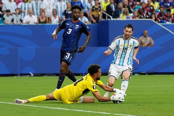 Thủ thành Vozinha cản phá một cú sút của siêu sao Messi.