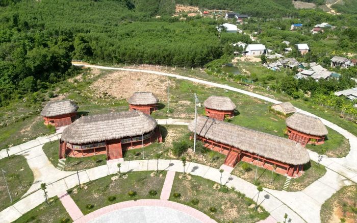 Dù dự án đã cơ bản hoàn thành nhưng vẫn chưa thể nghiệm thu, bàn giao và đưa vào sử dụng do vướng 1 cột điện 35kV nằm trong khuôn viên làng văn hóa.