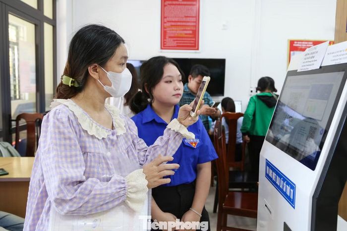  Ngay từ khu vực lấy số tự động, Nguyễn Thị Bích Dịu (sinh viên năm 3 Trường ĐH Sư phạm – ĐH Đà Nẵng) cùng 3 tình nguyện viên khác liên tục đón người dân, hướng dẫn từng bước đăng nhập tài khoản, cập nhật thông tin cá nhân, chọn loại dịch vụ công và lấy số thứ tự khi vào quầy tiếp nhận hồ sơ. 