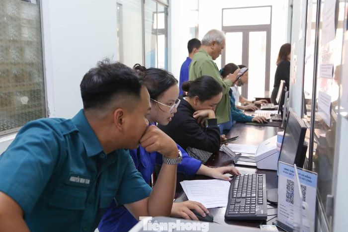 Tùy điều kiện thực tế của từng địa phương, số lượng sinh viên mỗi ca trực được bố trí linh hoạt. Tại phường Hòa Khánh, nơi có không gian rộng hơn, mỗi ca có từ 4 - 6 sinh viên. Trong khi đó, tại phường Liên Chiểu, để phù hợp với diện tích làm việc, mỗi ca duy trì từ 2 - 4 tình nguyện viên.